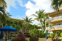 Tropical Oasis w/  pool, gym, king bed, wifi, AC & walk  to restaurants & beach