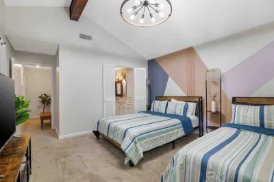 Peaceful Boho stays-4BRs-amazing pool-patio&deck-mini golf-Stafford