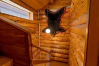 Ski village penthouse w/ hot tub & sauna, Hemlock Valley