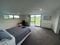 Large Home great for Families, Work, Groups, Teams Hotels near Hamilton International Airport