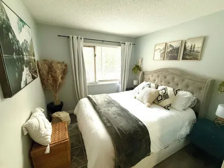 Boho theme, Ground floor patio with green space and creek view. 2 min to gondola