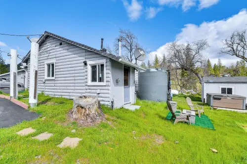 Waterfront Mariposa Hideaway Hot Tub and Mtn Views! - Homestays