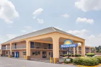 Days Inn by Wyndham Clinton فنادق في Clinton