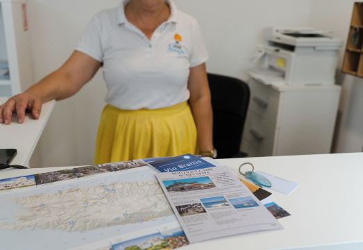 부티크 캠핑 분자의 야외 수영장과 캠핑카