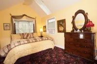 Hearthstone Elegant Lodge by the River - Homestays