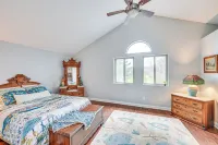 8 Mi to Lake Michigan: Creative Retreat w/ Deck! - Апартаменты