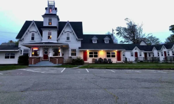 Lakelawn B&B and Motel فنادق في 