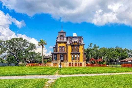 Mermaid's Landing 2 Bedroom Cottage by RedAwning