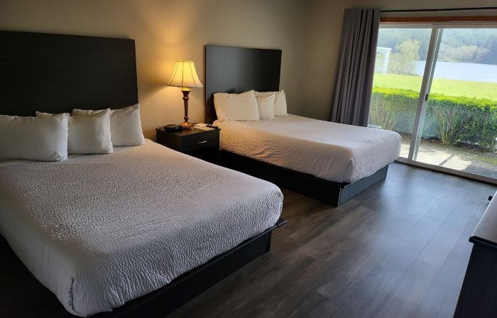Lakeshore Lodge