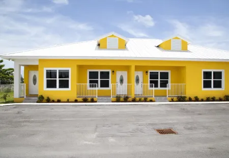 Dazzling Apartment Minutes Walk from the Beach and Local Shops