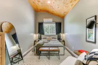[City] Farm w/ 120 Acres, Mtn & Water Views! - Boutique