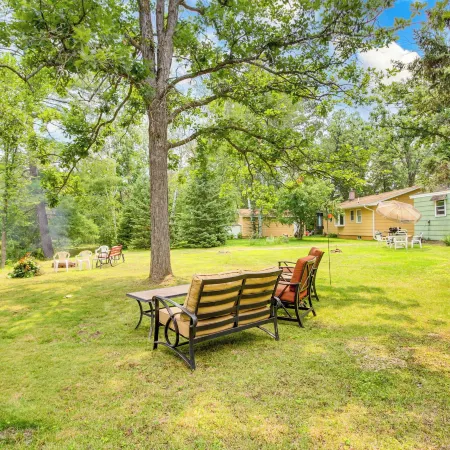 Family-Friendly Home w/ Fire Pit in Pine River Отели в г. Пайн-Ривер