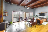 'Alpine House' Modern Delevan Cabin on 2 Acres