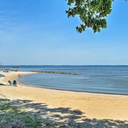 Isle Have Another - 1 Block to Colonial Beach! Hotels in Colonial Beach