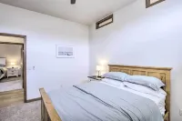 Spacious Recently Built Home < 1 Mi to Lake! -  Privatzimmer