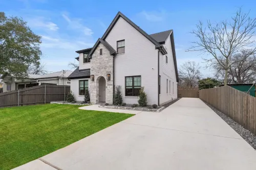 Charming new home in downtown New Braunfels, close to shops, dining & more!
