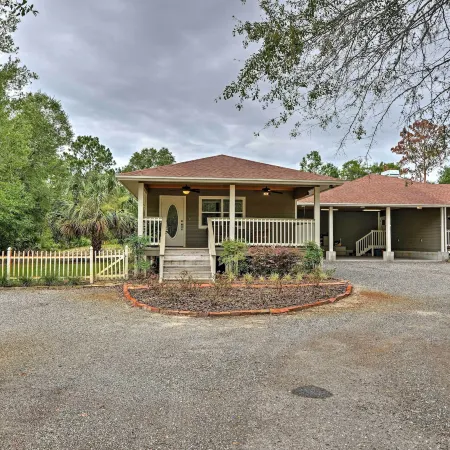 Crystal River Cottage on 1 Acre w/ Deck & Porch!