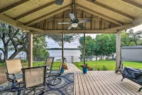 Lakefront Home < 3 Miles to Historic Granbury! - Pet friendly