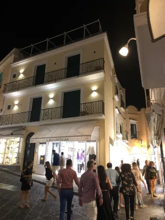 Boutique Suites in Piazzetta Отели рядом с достопримечательностью «Monte Solaro»