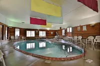 Days Inn by Wyndham Marquette - Pools