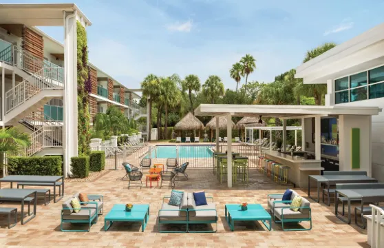 坦帕阿爾巴酒店，希爾頓啟繽精選