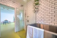 Bohemian Home w/ Screened Porch, 3 Mi to Lake! - Lemmikkieläimet sallittu