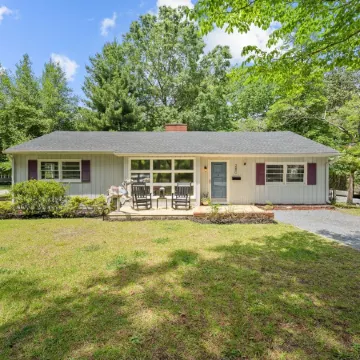 Charming Downtown Corner Cottage - 1 Block Walk to Food & Fun - Dog Friendly