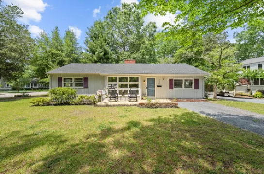 Charming Downtown Corner Cottage - 1 Block Walk to Food & Fun - Dog Friendly