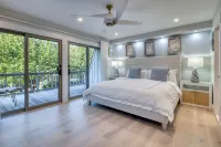 Sag Harbor 2BR Townhome w/Patio, Smart Home & Boat Slip Sag Harbor Historical Museum: The Annie Cooper Boyd House附近的飯店