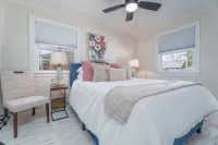 Hot tub/pool/firepit/ 3 bedroom Home center of town 2 Livingroom's sleeps 12