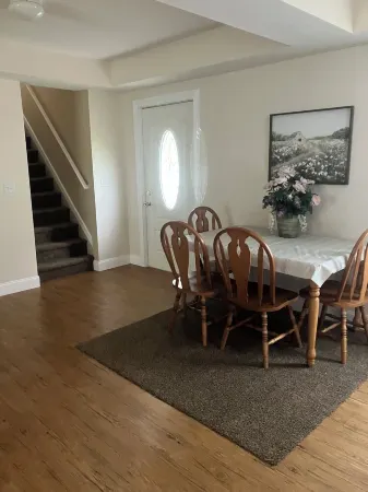 Large Country home near Lake Erie, fishing, beaches, skiing, golf &  more. Отели рядом с достопримечательностью «Uncle John's Elk Creek Campground»