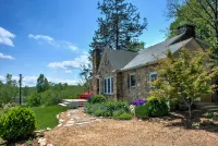 Charming Stone Cottage and Rustic Barn - Serene Mountain Escape Отели в г. Мак-Дауэлл