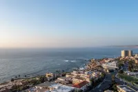 Oceanfront in la Jolla Steps to Beach Shops Dining Dawn Patrol by AvantStay