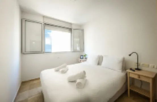 Chic 3BR Apt with Balcony, Mamad Hotels in 