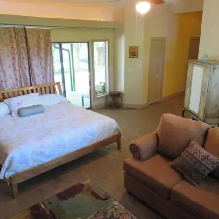 Honey's Suite at The Sage Guesthouse formerly the 19th Hole Отели в г. Алпайн