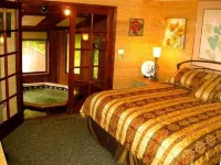 2.5 BLOCKS TO BEACH - 4 BED/3 BATH - INDOOR HOT TUB - OCEAN VIEW -2 PETS WELCOME