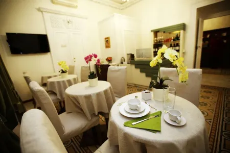 La Bella Napoli B&B Отели рядом с достопримечательностью «Porto di Napoli»