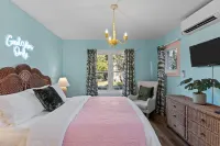 Golden Girls Cottage in Historic Mansion District