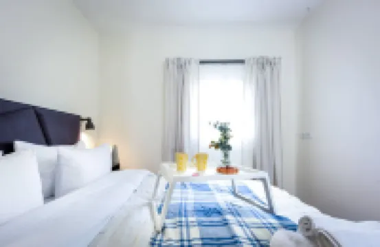 Charming 1BR Apt with Balcony with Mamad โรงแรมใน