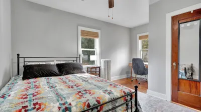 Cozy home with office walking distance to beach