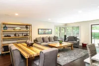 Private Large Yard Close to Town Hot Tub Lake - Villas