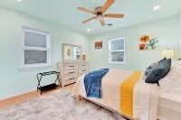 Village Gem. Modern, Spacious. Steps to Lake, Beach, Shepherds Park, Canada St.