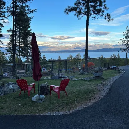 Modern 3-bedroom bungalow in peaceful Somers with great lake and mountain views