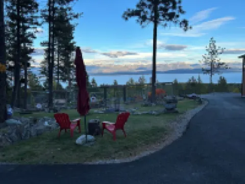 Modern 3-bedroom bungalow in peaceful Somers with great lake and mountain views