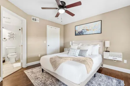 Villa del Sol Отели рядом с достопримечательностью «Джайв Кидс Уорлд Виллидж»