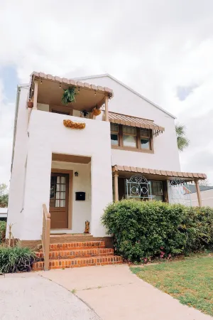 “La Playa” Downtown Brunswick Beach Cottage - near St. Simons & Jekyll