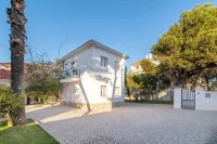 Silver Seahorse Garden Retreat