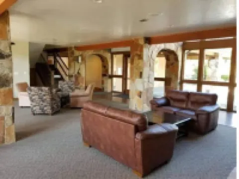 Charming condo w/ king bed, hot tub, pool, minutes away from world class skiing