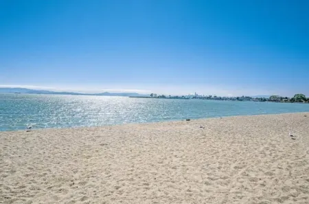 The Hidden Gem- Pristine Renovated Flat Near Beach