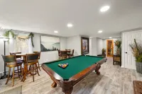 Beautiful Manchester VT Mountain Retreat w/Hot Tub Hotels in Winhall